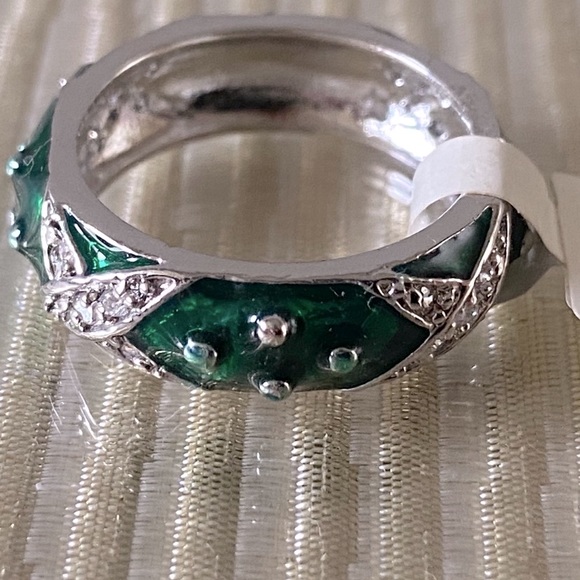 GREEN ENAMEL TRAVEL FASHION RING - Picture 4 of 9